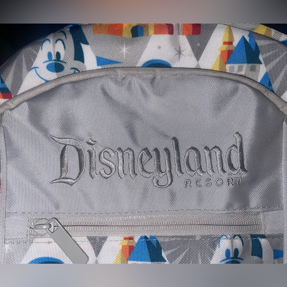 Disneyland backpack with USB port - Picture 2 of 10